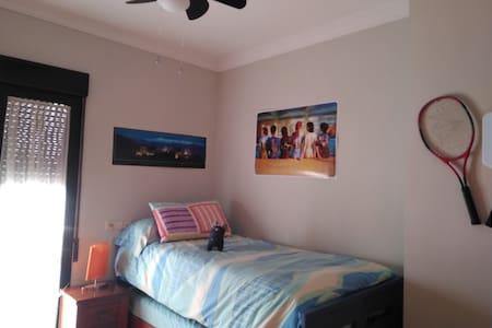 Soleada habitación azul