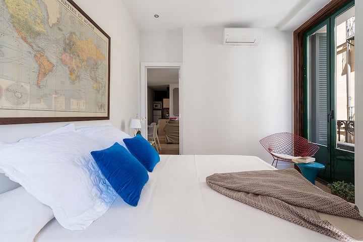 Luminoso dormitorio principal con 2 balcones franceses