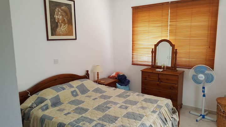 ห้องนอนหลักกว้างขวางพร้อมเตียงควีนไซส์ 