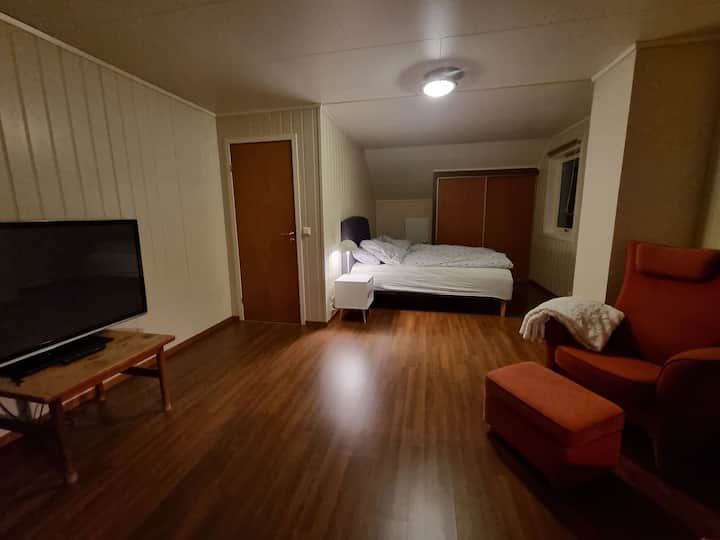 Dhoma kryesore e gjumit në katin e dytë me krevat dopio, tavolinë zyre dhe televizor