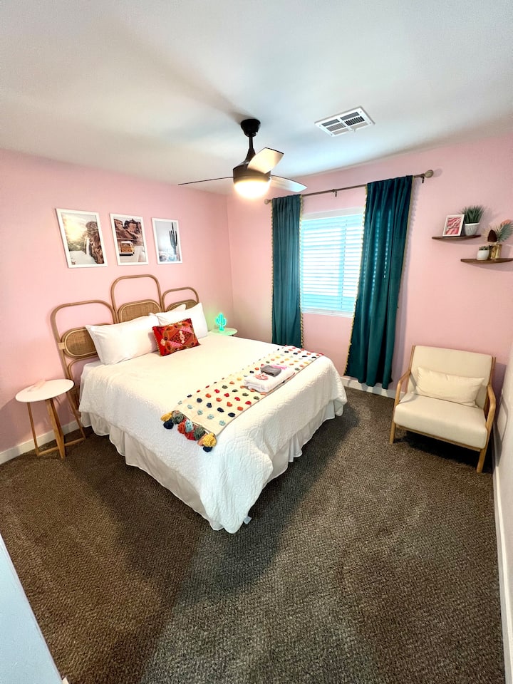 La chambre avec grand lit! Matelas en mousse à mémoire de forme extrêmement confortable avec des draps en coton! Des sièges supplémentaires dans cette pièce pour accueillir confortablement tous les voyageurs.