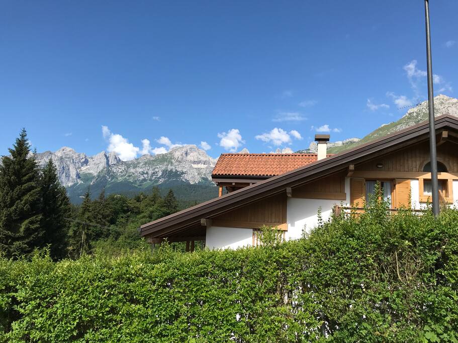 la casa con le Dolomiti di Brenta