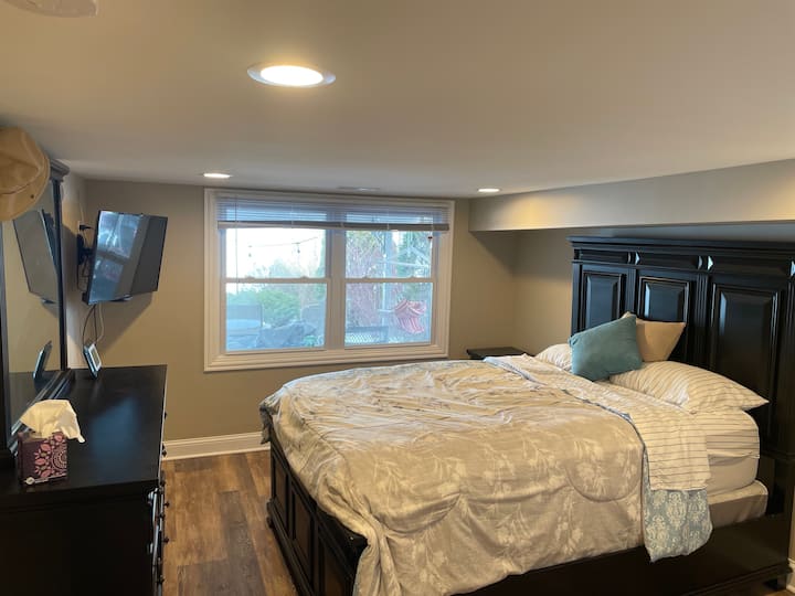 Ქვედა დონის საძინებელი ტბის ხედით - საწოლი დიდი ზომის