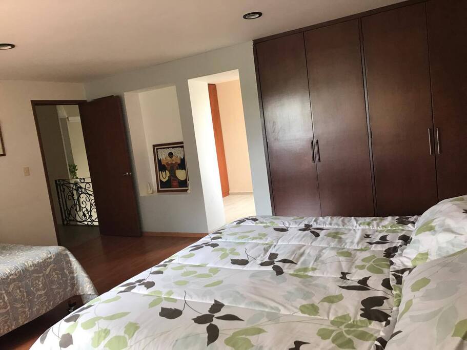 Armario con increíble capacidad de almacenamiento!!! Y espacio vestidor con otro armario en la misma habitación!!
Closet with amazing storage capacity!!! And walking closet space with another closet in the same room!!!!