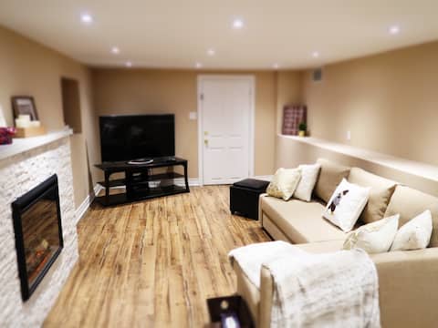 Top Airbnb: Spacious,Cozy,Private 2+1BR/1.5BA Seprate Entrance in Markham