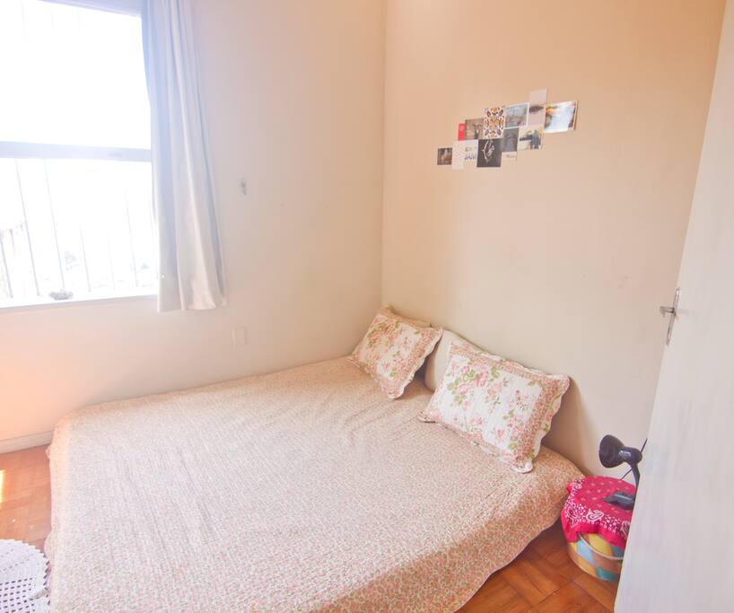 Quarto aconchegante. Podemos arrumar as camas para solteiros ou casal. vista da porta da sala.