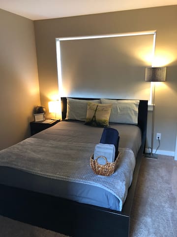 North East Alberta Arts Cozy Queen Room