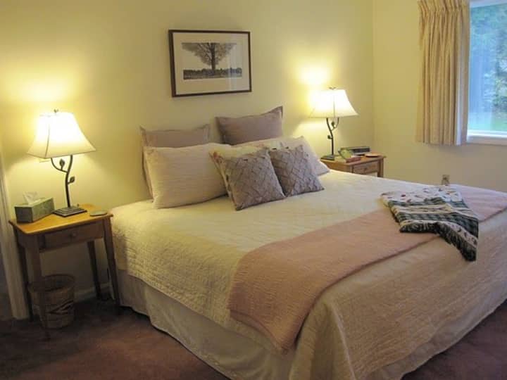 Glavna spavaća soba na drugom katu s kupaonicom. 