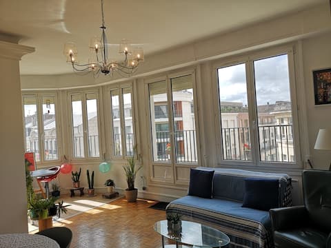 Successful Airbnb property: Terrace with a unique view of the cathedral, very central, air conditioning in Amiens