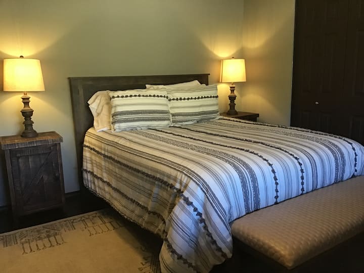 ห้องนอนควีนไซส์พร้อมฟูกชั้นบน 