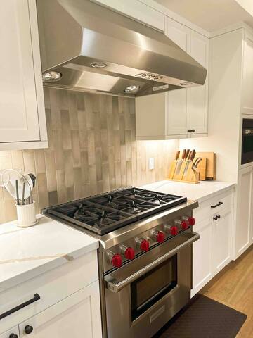 Bay Area Luxury Stay: Prime 3BR/3.5BA Home gallery image 5