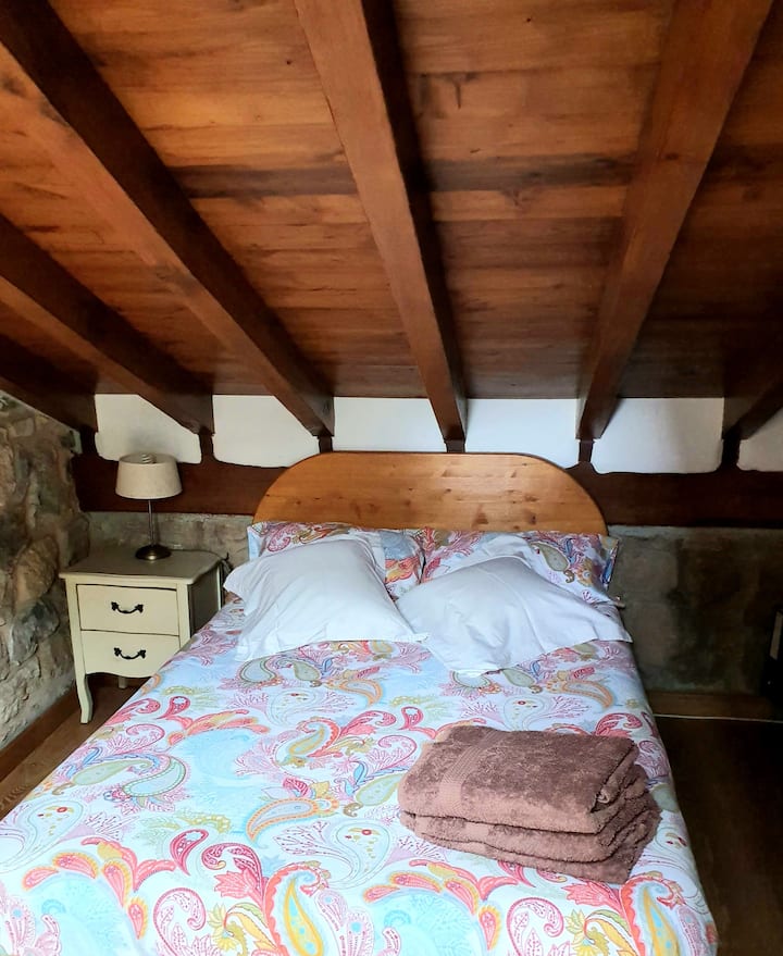 חדר עם מיטה זוגית