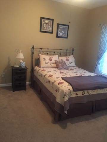 Close to Lake Lanier, Road Atlanta & Falcons camp