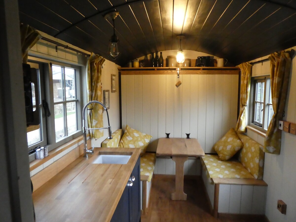 Top Airbnb: Luxurious Shepherd's Hut ideal for Cotswolds stay in Cotswold