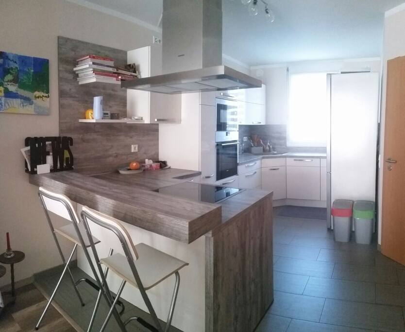 Moderne Küche mit allem Wichtigen
Modern kitchen with everything that's important