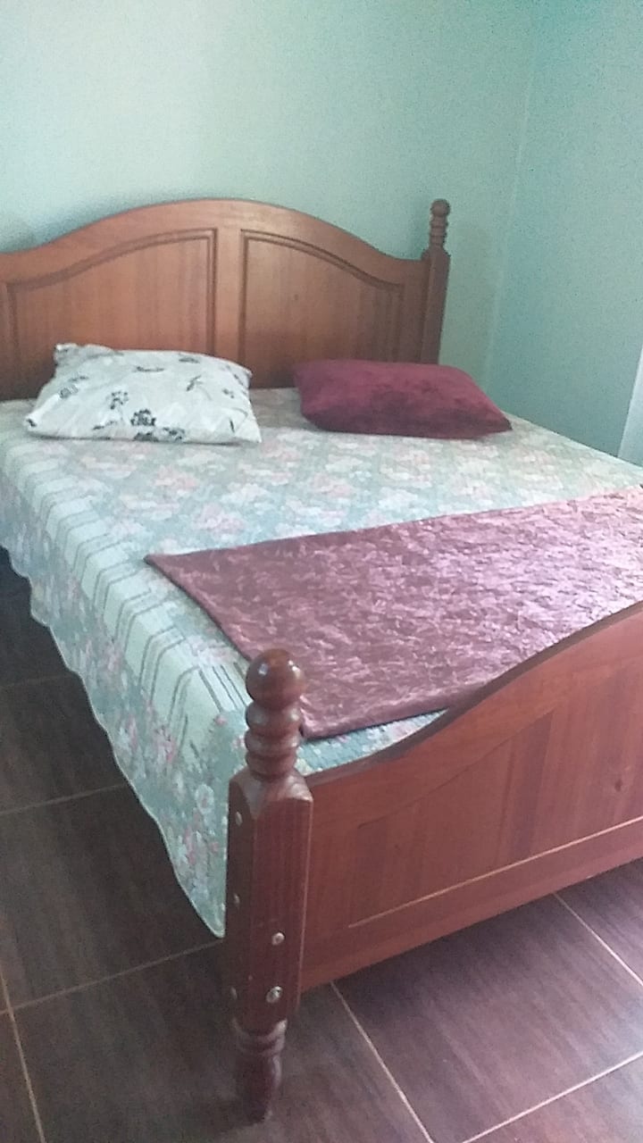 Lit double dans la chambre 2.