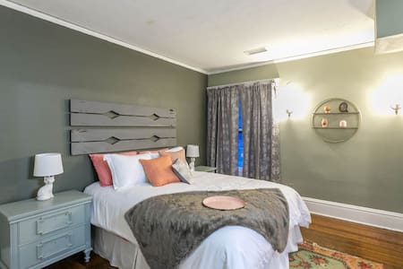Sunny Guest Suite in Historic Downtown KC