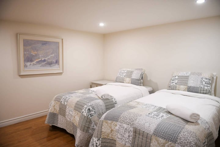 ห้องนอนพร้อมเตียงเดี่ยว 2 หลัง