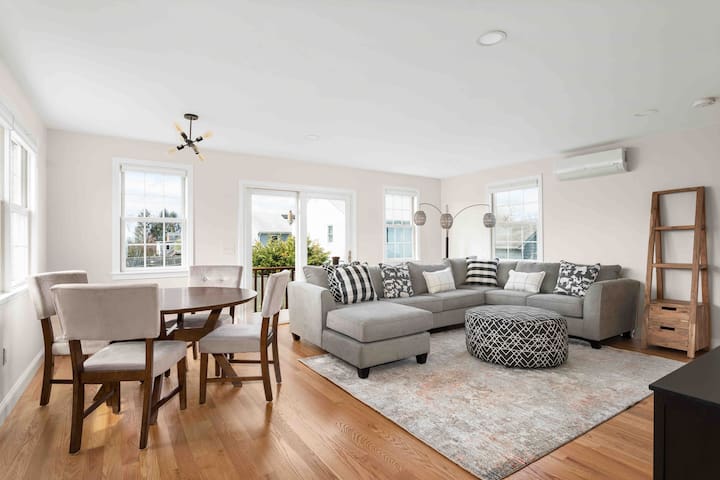 Spacious Newport Vacation Apt. w/Private Rooftop 2 gallery image 2