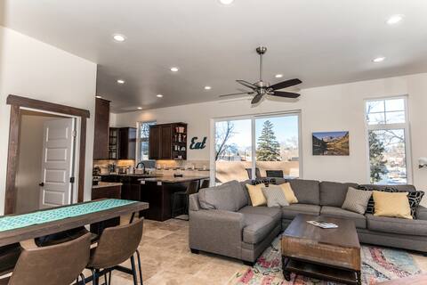 Spacious mountain-modern home near downtown! #0460