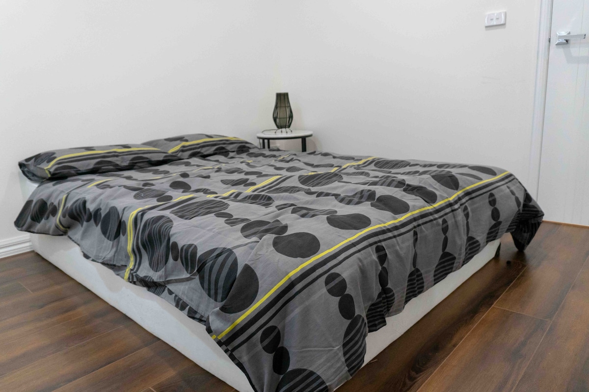 Spavaća soba br. 3 : bračni krevet (širine 150-179 cm)