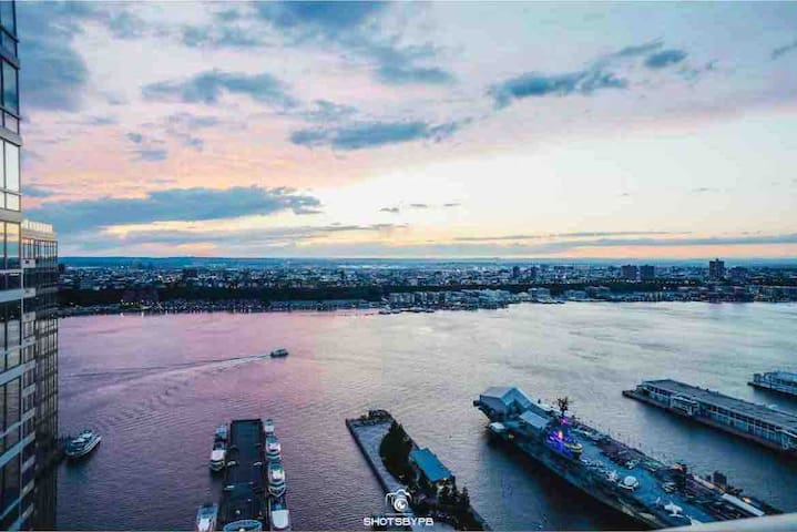 Luxury 2 Bedroom High-Rise Apartment Times Square