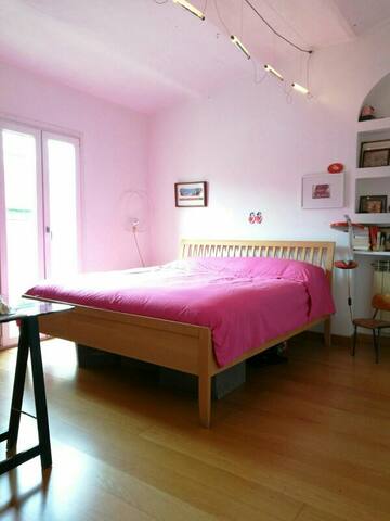 Large sunny artist apartment gallery image 3