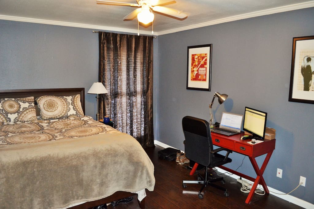 Great master bedroom with office space and queen bed