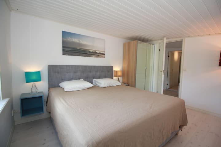 Главна спалня (180 см легло)