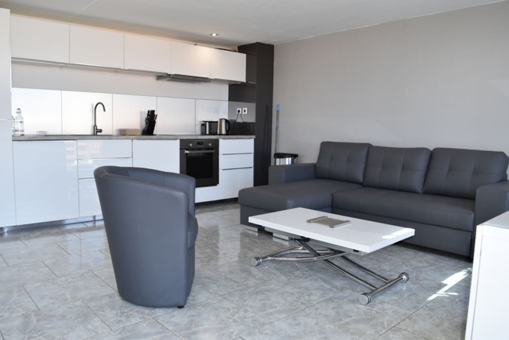 Vaste pièce Climatisée, avec canapé d'angle convertible et table basse convertible en table haute pour 6 personnes