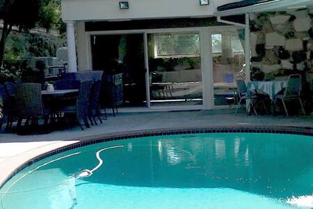 Burbank Hillside Cozy & peaceful Guest Studio.