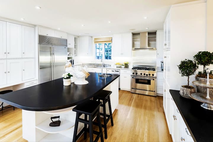 EXQUISITE PALO ALTO HOME | LOVELY ENGLISH GARDENS gallery image 4