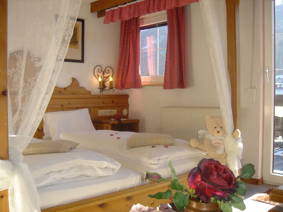 Unser gemütliches Zirbenzimmer im 3. Stock mit Himmelbett und Zugang zur Terrasse!