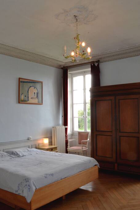 grande chambre avec lit double de 2 mètres de largeur et salle de bains avec baignoire/douche