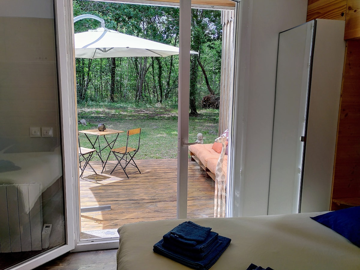 Mwonekano wa chumba cha kulala wa mtaro wa kujitegemea na msitu 