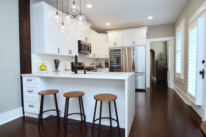 Large, Luxury 1 Bdm Walkable to Downtown and Water