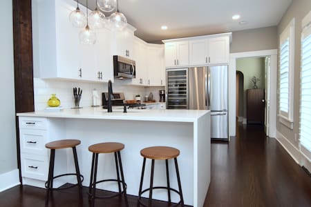 Large, Luxury 1 Bdm Walkable to Downtown and Water