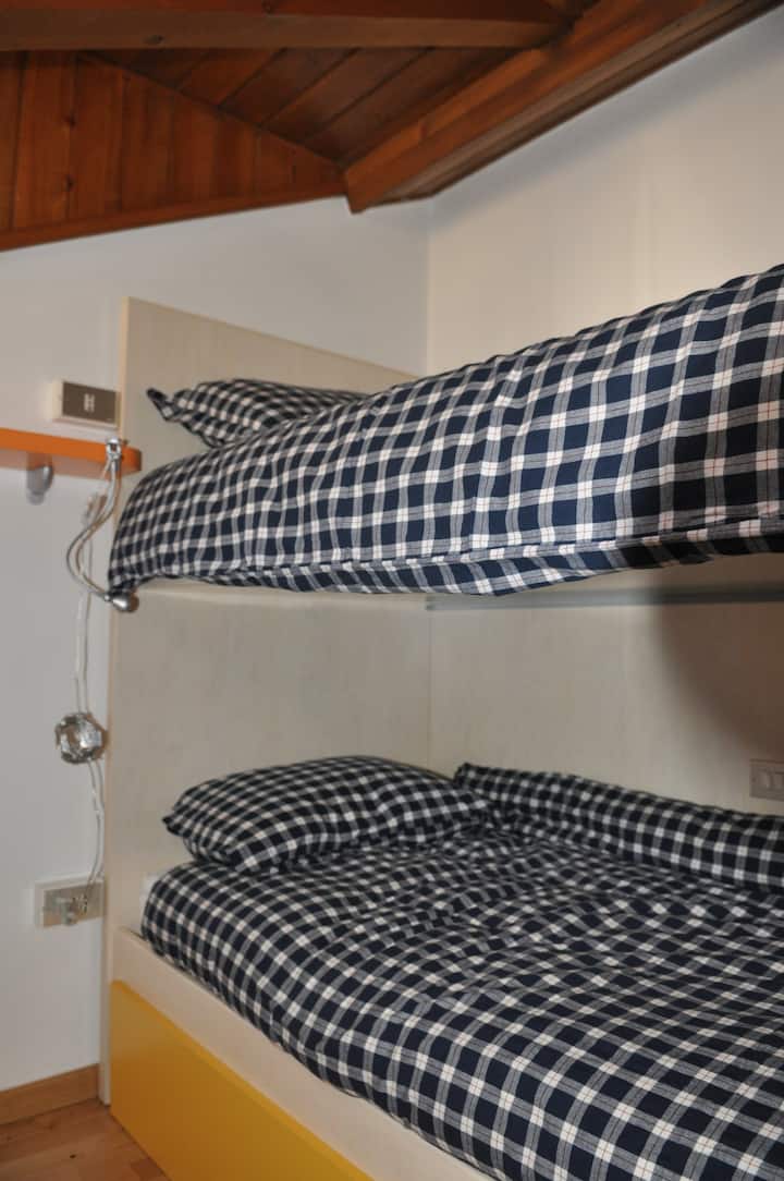 DHOMË GJUMI ME 2 KREVATE MARINARË DHE KREVAT TË TRETË ME DALJE