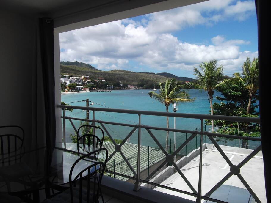 depuis la terrasse, la plage juste est en bas