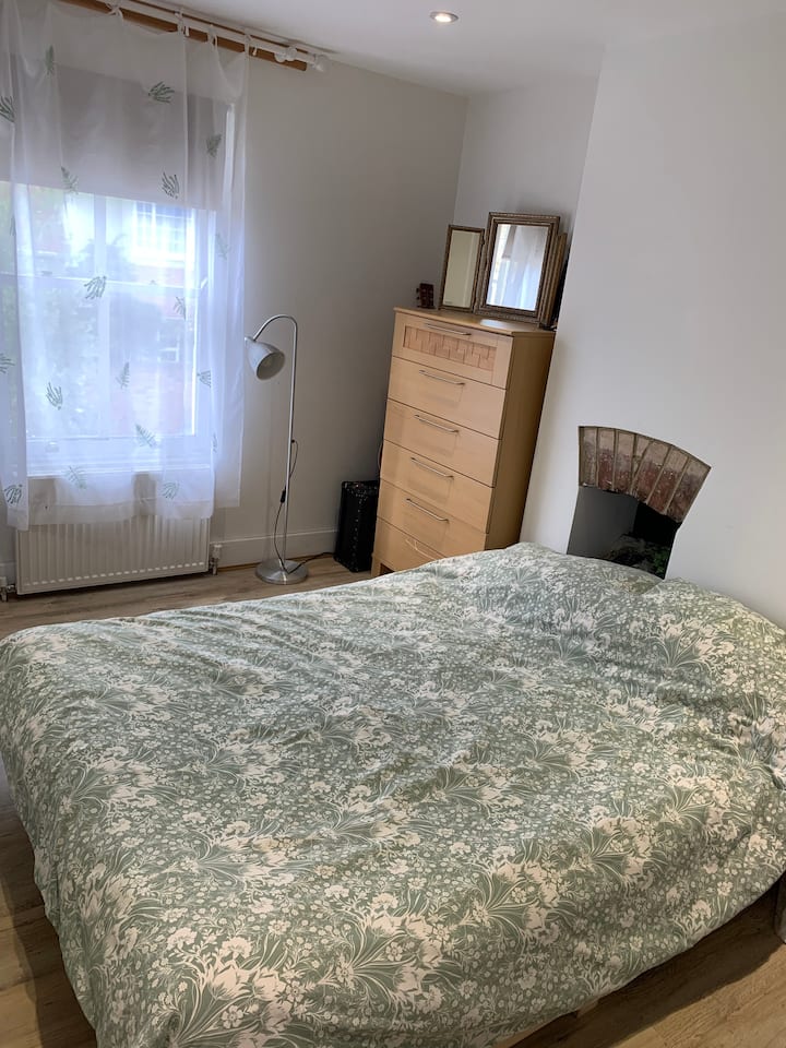 Segundo dormitorio con futón doble estándar.