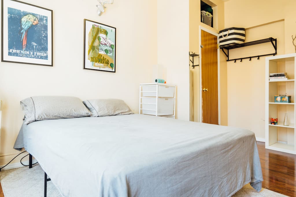 Another view of the room.