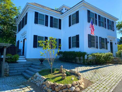 vineyard martha rentals airbnb vacation baths guests entire beds