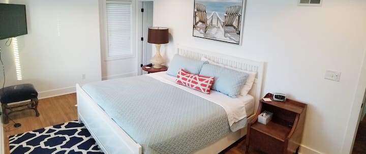 Просторна основна спалня с дрешник,  скрин,  телевизор и масивна самостоятелна баня.  Да не забравяме невероятните гледки към езерото.  Няма нужда дори да напускате леглото си за поразителна гледка към езерото Мичиган 