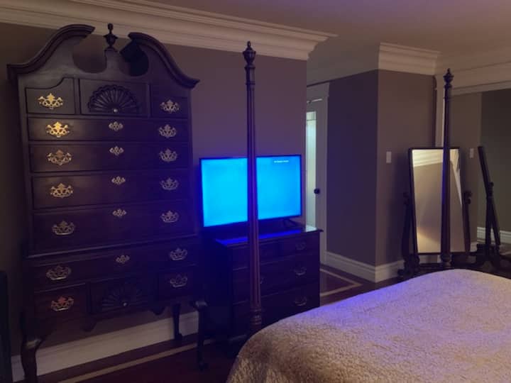 Smart TV, možete gledati svoje omiljene kanale za streaming, 2 velika ormara, balkon s pogledom na prekrasnu ulicu s brijestovima, mirno i daleko od gustog prometa, a tu je i biciklistička staza.