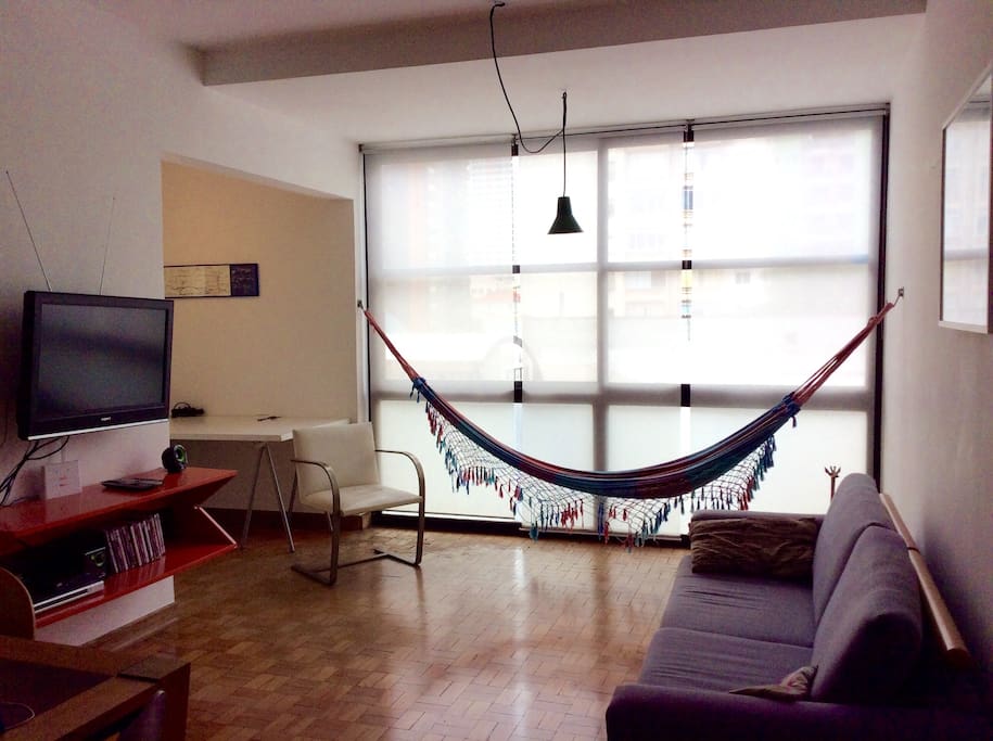 Sala ampla, muito iluminada e ventilada e escritório