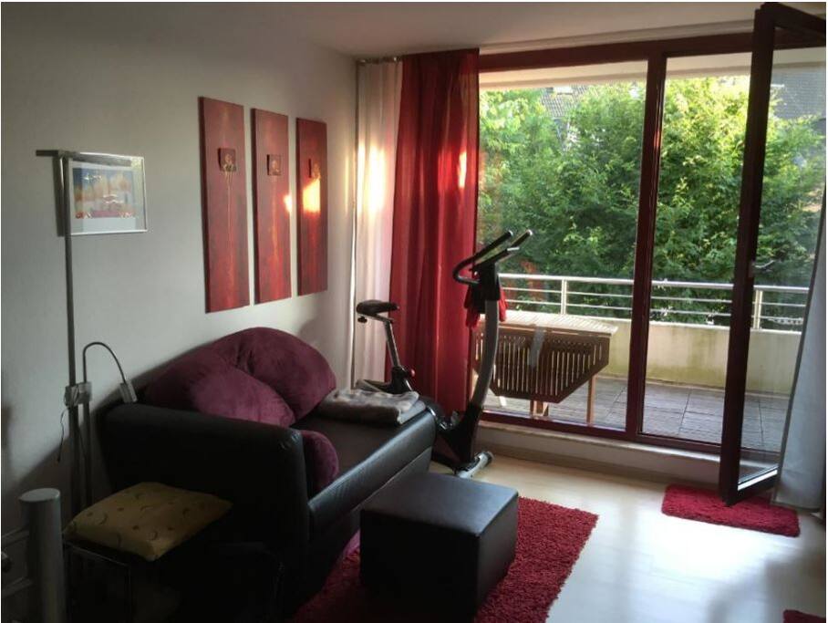 Wohnzimmer/ Schlafcouch und Terrasse