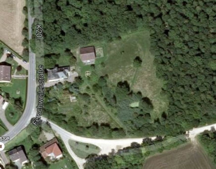 Zum alten Forsthaus gehört das Gartenhaus und rund ein Hektar Land.