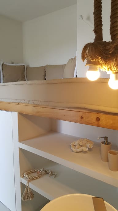 Dettaglio zona divano letto soppalcato