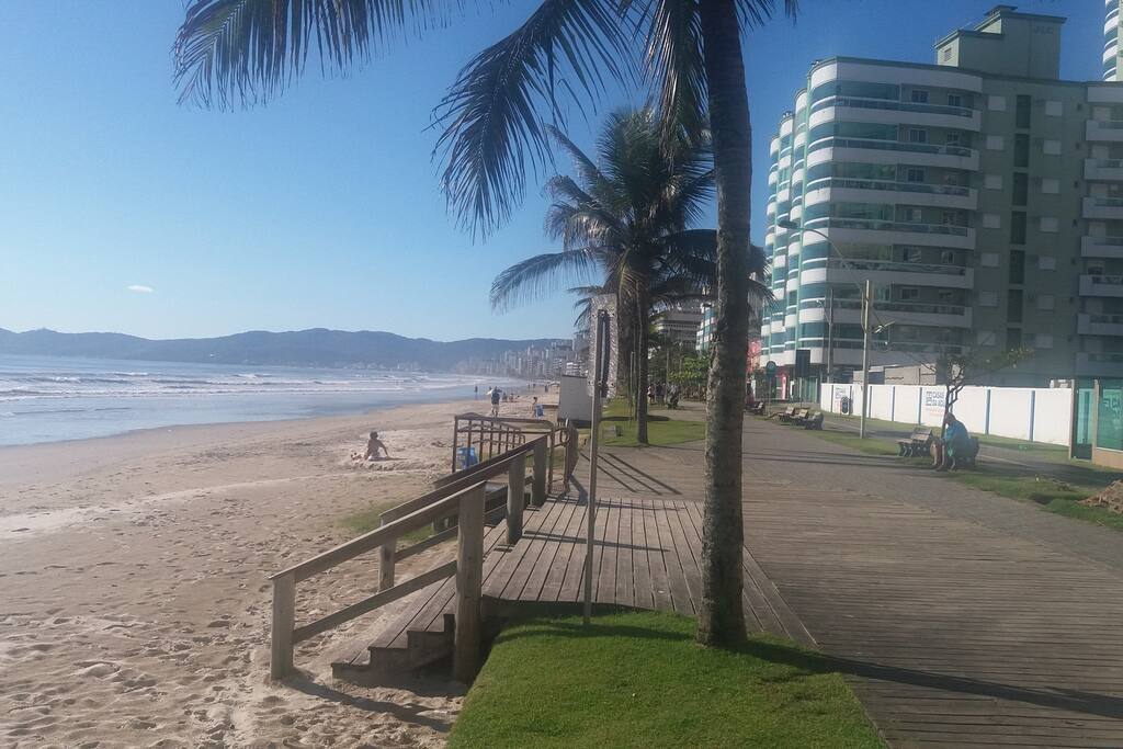 Próximo do calçadão da praia