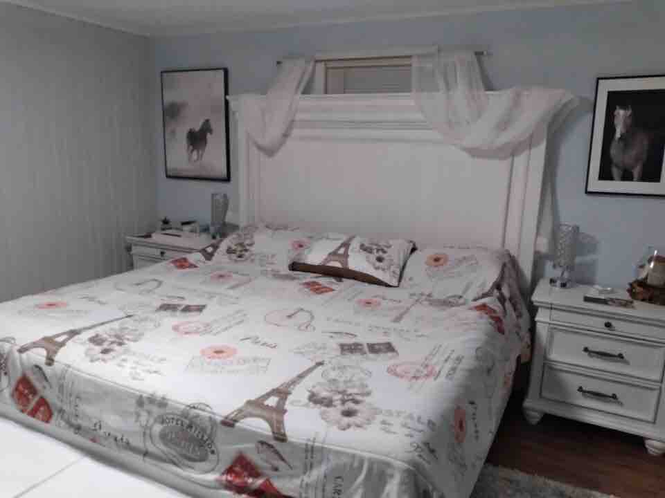 Cama king en el dormitorio grande 